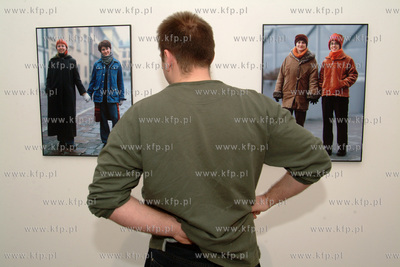 Kontrowersyjna wystawa zdjec par homoseksualnych stworzonych...