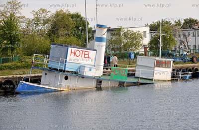 Port w Jastani. Nz. zatopiony statek - hotelowiec....