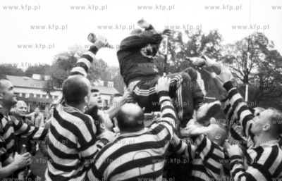 Rugbisci Lechii Gdansk ciesza sie po rozgromieniu 85:3...