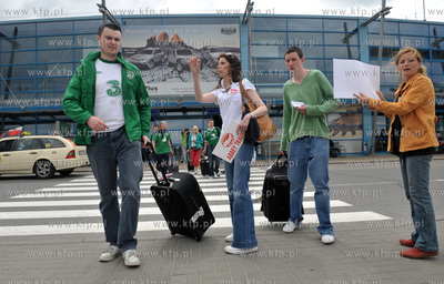 Gdansk, Rebiechowo. Kibice z Irlandii przylatuja do...