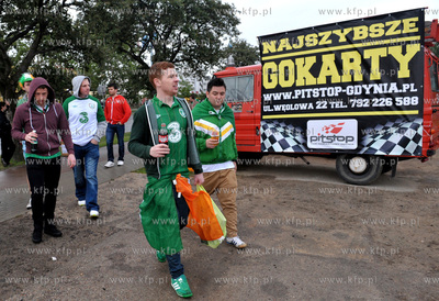 Gdansk. Hiszpanscy i irlandzcy kibice w drodze na PGE...