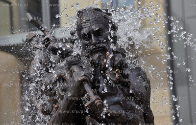 Fontanna Neptuna na dziedzincu Kwartalu Kamienic -...