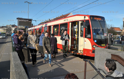 Gdansk. Tramwaj na przystanku na ul. Waly Jagiellonskie....