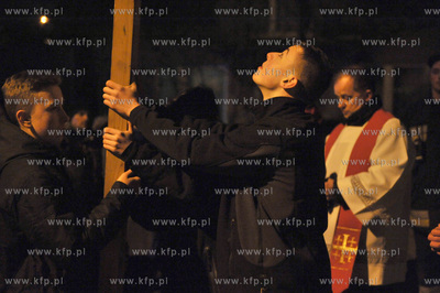 Droga krzyzowa przeszla ulicami kaszubskiego Zukowa...