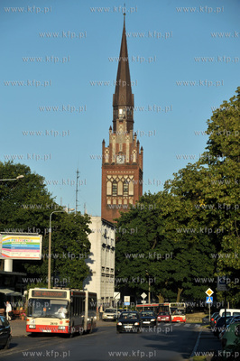 Gdańsk Wrzeszcz. Ul. Dmowskiego, w glebi kościół...