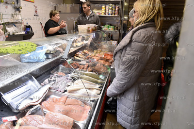 Świąteczne zakupy na Hali Targowej w Gdańsku. Kolejki...