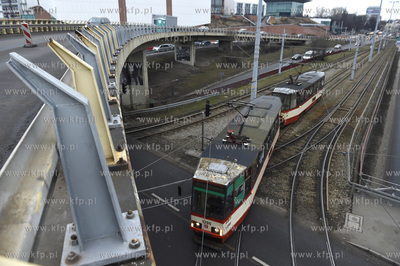 Gdańsk. Węzeł Okopowa. Tramwaj 105n  na ul. Okopowej....