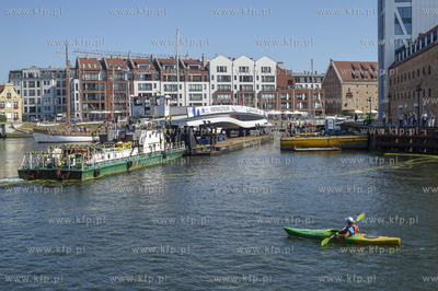 Gdańsk. Transport barką kładki, która połaczy...