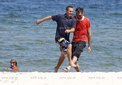 Polwysep helski. Marcin Prokop nad morzem z coreczka.
23.07.2008
fot....