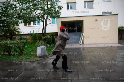 Gdansk. Nz przechodnie walcza z silnym wiatrem na ulicy...