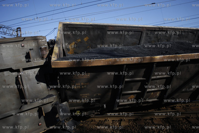 Wykolejony pociag towarowy. Sklad wypadl z szyn  miedzy...