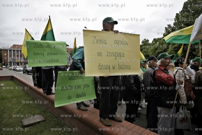 Protest dzialkowcow pod Urzedem Wojewodzkim w Gdansku.
Protestujacy...