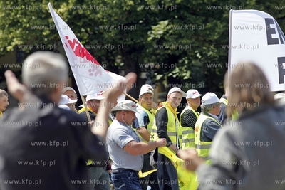 Gdansk. Demonstracja pracownikow firmy energetycznej...