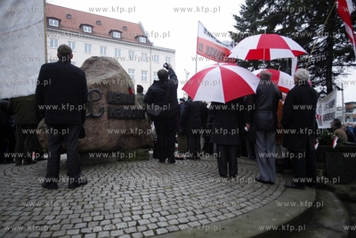 Gdansk. Dzien Pamieci Zolnierzy Wykletych. Nz. zlorzenie...