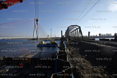Kolejowy most obrotowy nad Martwą Wisłą w Gdańsku.
17.02.2015
fot....