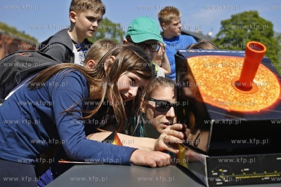 Gdańsk. Centrum Hewelianum. Obserowanie zjawiska przecinania...