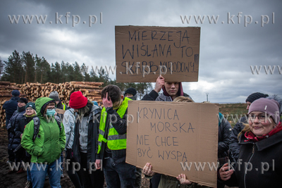 Protest przeciwko przekopowi Mierzei Wiślanej w Skowronkach....