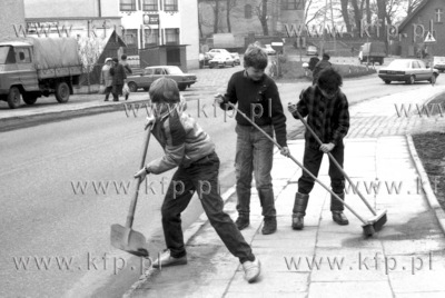Uczniowie sprzataja ulice w Zukowie.
2luty1989_z.kosycarz_p18
14.02.1989...