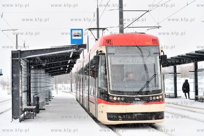 Zima w Gdańsku. Tramwaj Pesa Jazz Duo na Pętli Ujeścisko....