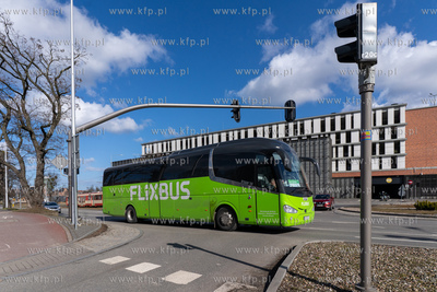 Autobus sieci Flexibus na ul. 3 Maja w Gdańsku. 15.03.2023...