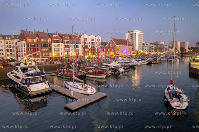 Marina Gdańska przy ul. Szafarnia wieczorem. 19.09.2024...