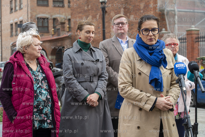 Plac przy pomniku Lecha Bądkowskiego. Konferencja...