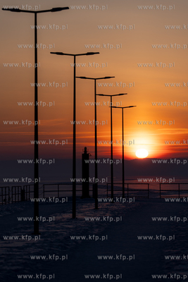 Zima na Mierzei Wiślanej. Wschód słońca widziany...