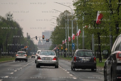 Gdańsk. Flagi Polski  przy ulicy Al. Zwycięstwa....