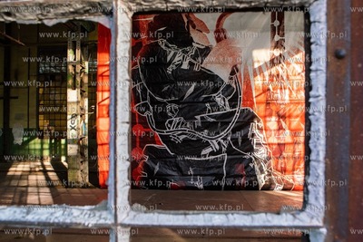 Gdańsk. Street art w Stoczni Cesarskiej. Nz. Spawacz...