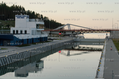 Kanał przez Mierzeję Wiślaną – łączący drogą...