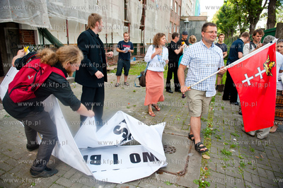 Gdansk. Wejscie do budynku Szpitala MSWiA. Manifestacja...