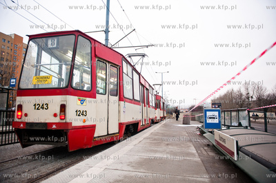Gdansk.Zniszcona przez samochod osobowy wiata na przystanku...