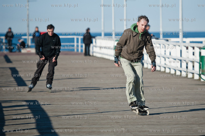 Gdansk. Milosnicy rolek na sciezce rowerowej w Brzeznie.
06.04.2012
fot....