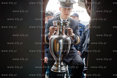 Marynarze okretu rakietowego ORP Orkan transportuja...