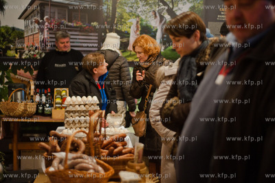 Gdansk. Oliwa. Dom Zarazy. Bazar nisko przetworzonej...