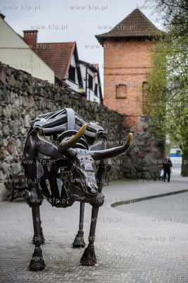 Chojnice. Metalowa statua tura stojaqcego pod Brama...