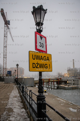 Gdańsk. Budowa zwodzonej kładki na wyspę Ołowianka....
