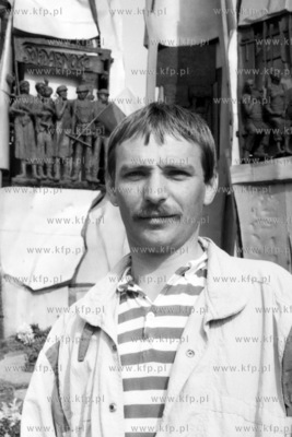 Jerzy Borowczak dzialacz Solidarnosci pod pomnikiem...