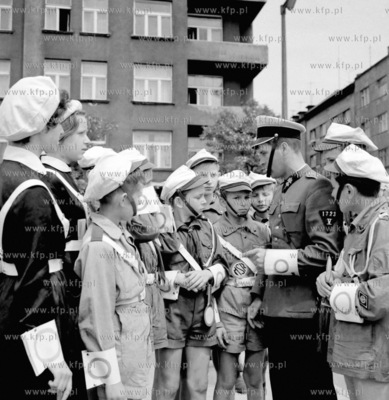 Milicjant i harcerze z Mlodziezowej Sluzby Ruchu na...