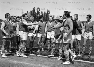 Mecz aktorzy kontra prasa na stadionie Lechii Gdansk...
