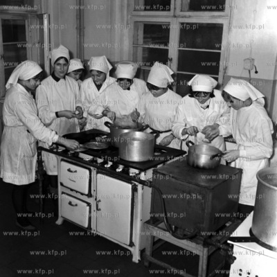 Uczennice szkoły zawodowej przygotowują posiłek.
12.1966
0000642z_grudzien1966
Fot....