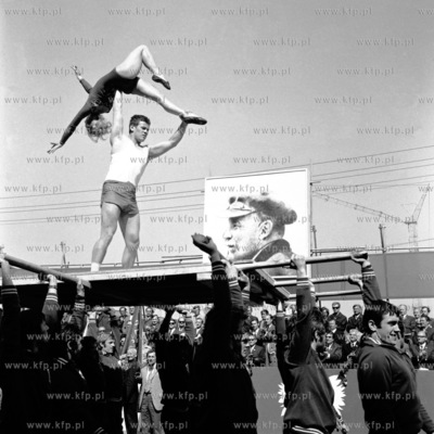 Pokaz akrobatyczny przed trybuną z portretem Lenina...