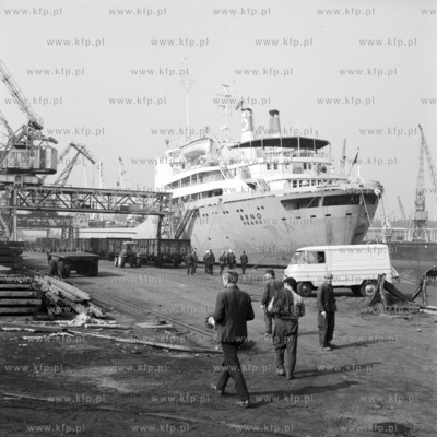 Statek Brno stoi przycumowany do nabrzeża portu w...