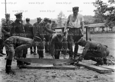 Żołnierze podczas prac przy budowie ogrodzenia. (lata60)
1965
0002231z
Fot....