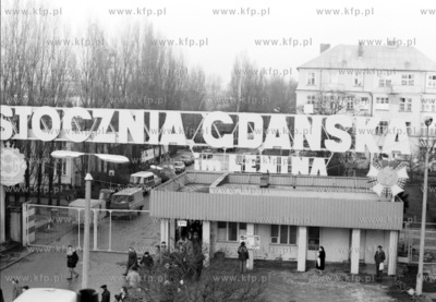 Brama nr 2 Stoczni Gdanskiej im Lenina w Gdansku. 12.1980...