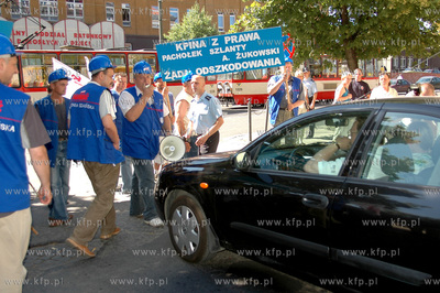 Protest stoczniowcow przed gmachem Sadu Rejonowego...