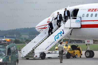Gdansk. Lotnisko Rebiechowo. Lech Walesa wysiada z...