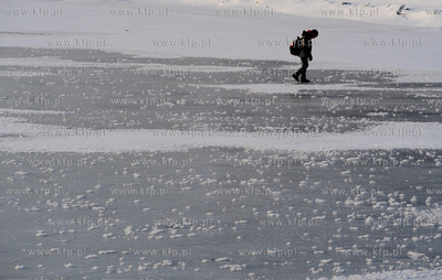Wyspa Sobieszewska. Sobieszewo. Dziecko spacerujace...