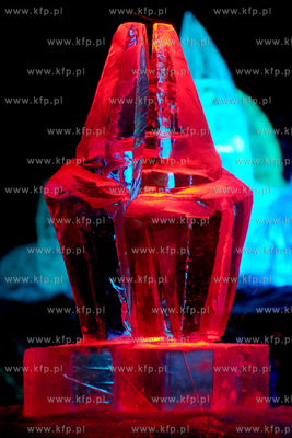II Festiwal Rzezb Lodowych w Gdyni. Nz. Rzezby iluminowane...