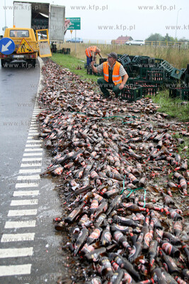 Przy wyjezdzie z obwodnicy Chojnic z tira wypadlo ......